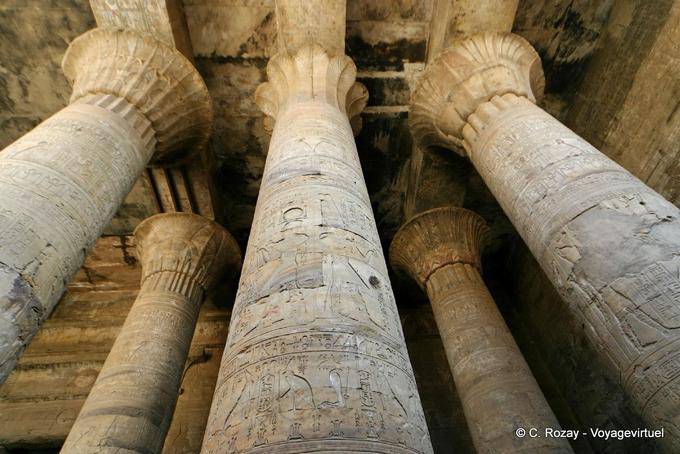 Dekorative Säulen, Säulenhalle von Ptolemaios XII, Edfu Tempel abgeschlossen - Aegypten