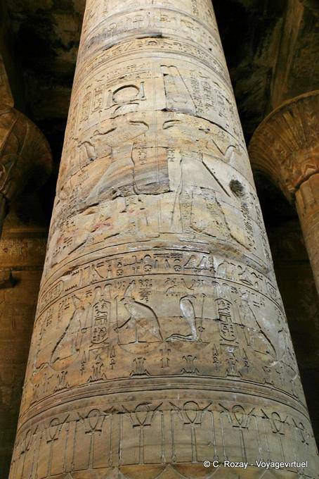 Reliefs schmücken eine große Spalte der Tempel von Horus, Edfu - Aegypten