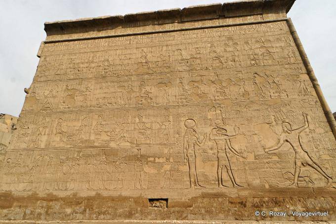 Reliefs Khnum und Neith mit einem Löwenkopf gegen den Pharao, Esna Tempel - Aegypten
