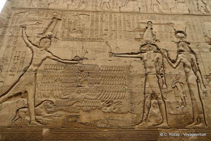 Relief des Gottes Chnum vor Ptolemäus in seinen Feinden an den Haaren, Esna Tempel - Aegypten