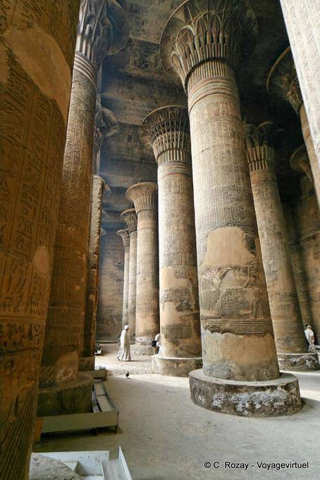 Die riesigen Säulen der Säulenhalle, Tempel von Esna - Aegypten