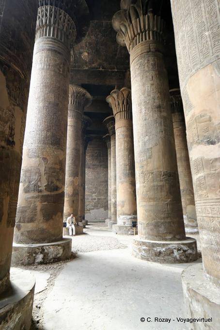 Vier Reihen von sechs Säulen von 12 Meter hoch die Unterstützung der Säulenhalle, Tempel des Chnum, Esna - Aegypten