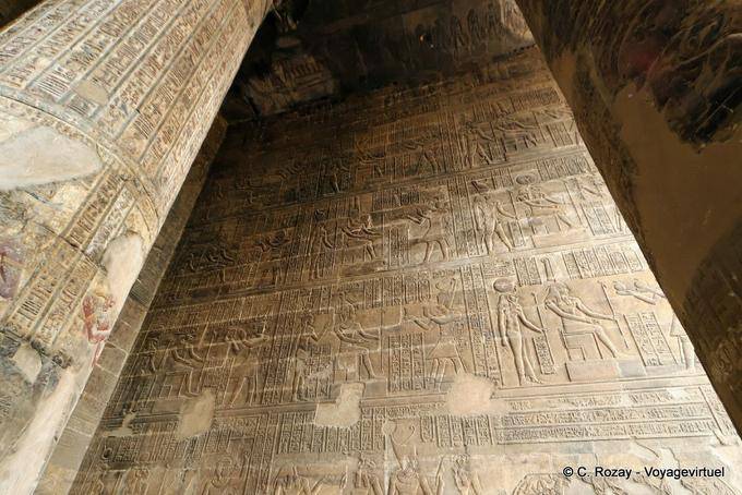 Flachreliefs an der Wand des Säulenhalle, Tempel von Esna - Aegypten