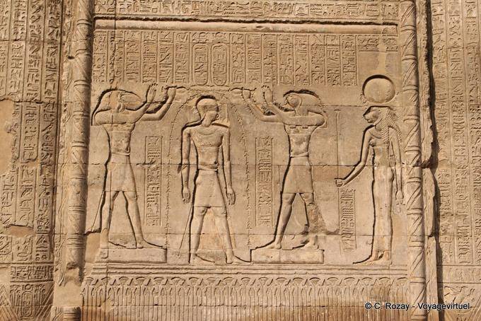 Reinigung durch König Horus und Thoth mit Menhit Ouret, Esna Tempel - Aegypten