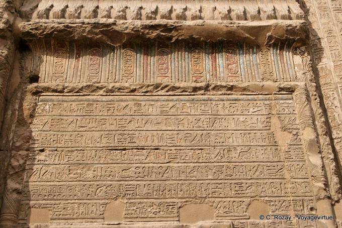 Wall of Hieroglyphen und Patronen, Khnum Tempel Esna - Aegypten