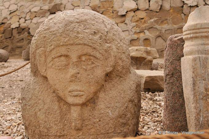 Statue von Pharao Büste retouvée in Trümmern, der Tempel Esna - Aegypten
