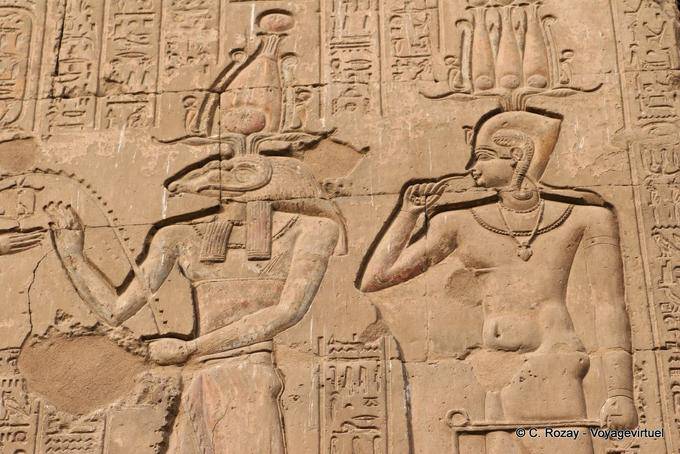 Relief der Fassade, Khnum Osiris und einen anderen Gott, Esna Tempel - Aegypten
