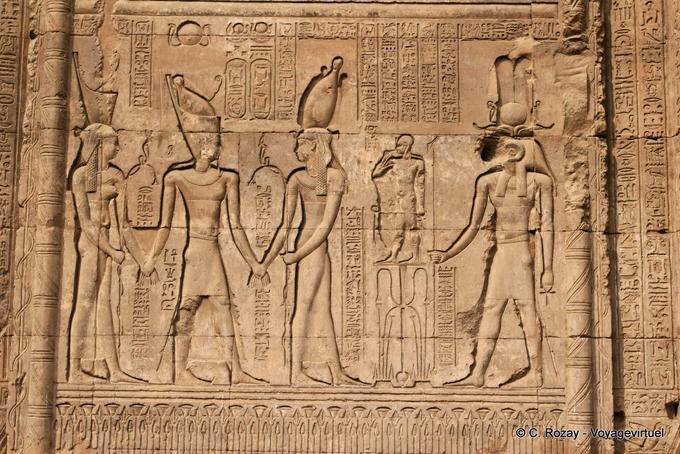 Götter, Göttinnen und Pharaos Hand in Hand, Fassade, Esna Tempel - Aegypten
