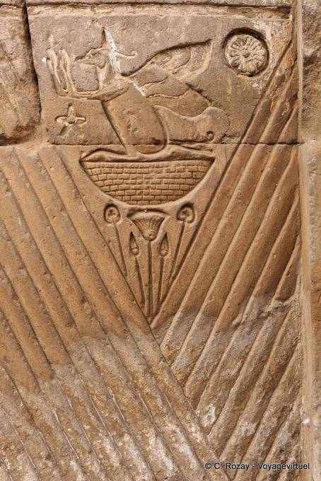Vogel Rekhyt Inkarnation der Menschen in der Anbetung, Tempel von Esna - Aegypten