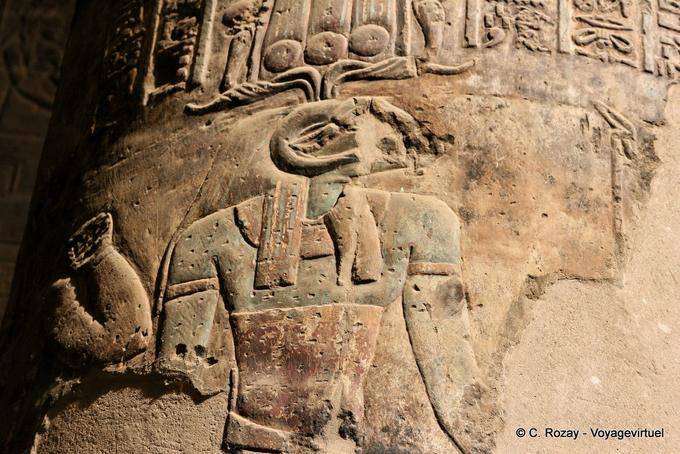 Polychrome Spalte mit einer Darstellung des Chnum, Esna Tempel - Aegypten