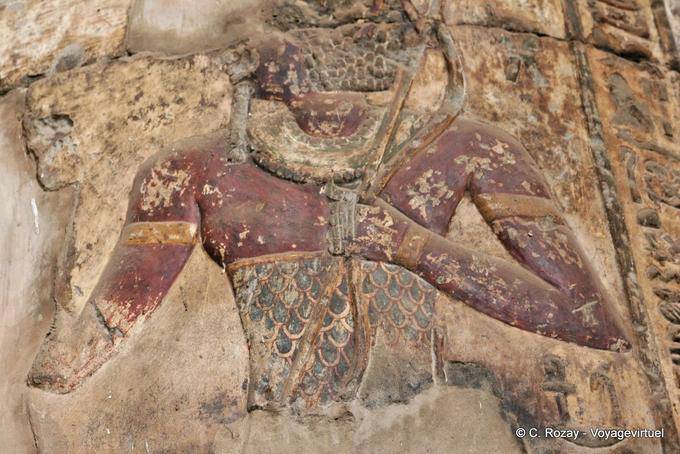 Polychrome Relief Büste auf einer Säule des Säulenhalle, Tempel von Esna - Aegypten