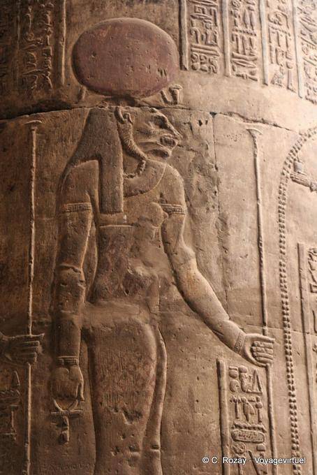 Gott Löwenkopf von der Solarkreis überragt auf einer Säule geprägt, Tempel des Chnum, Esna - Aegypten