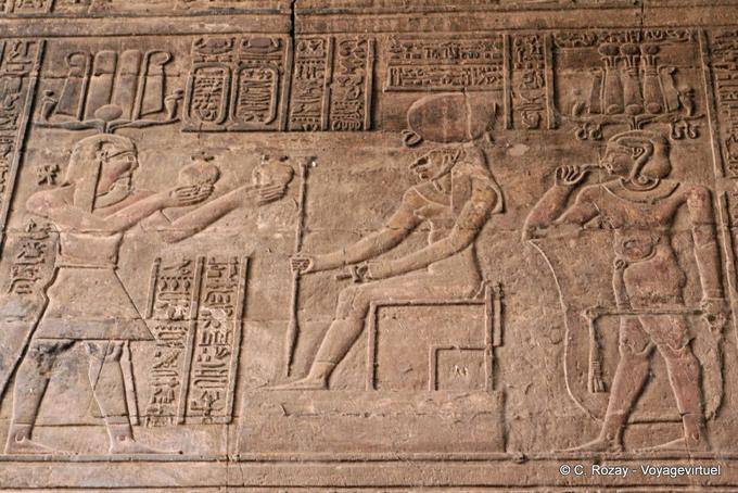 Geschenke zu Gott, Wandskulptur, Tempel des Chnum, Esna - Aegypten