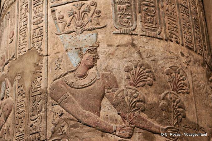 Pharao mit Blumensträußen, gemalt Erleichterung, Esna Tempel - Aegypten