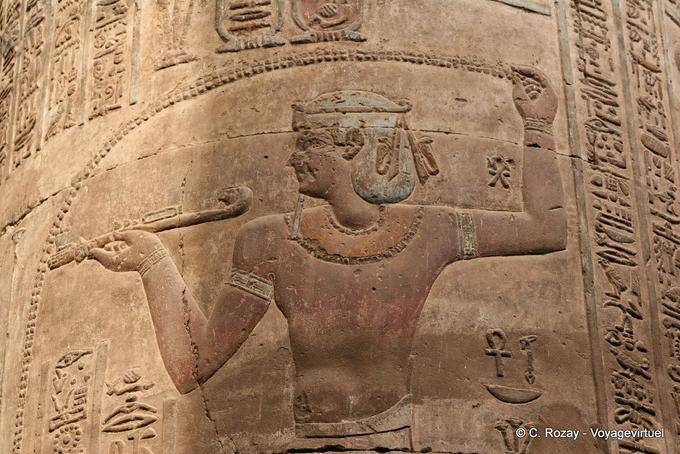 Tempel des Chnum, Flachrelief Spalte erhaltenen Originalfarben, Esna - Aegypten