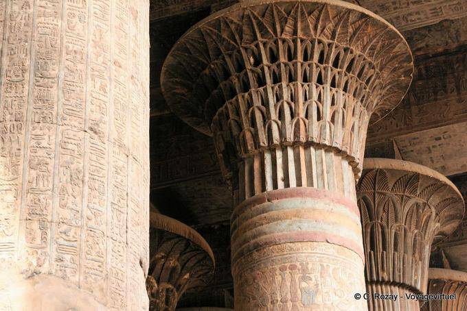 Säulen verziert Lotus und Palmen, Esna Tempel - Aegypten