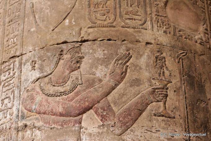 Farbe Pharao machen ein Angebot an den Lauf einer Säule Esna Tempel - Aegypten