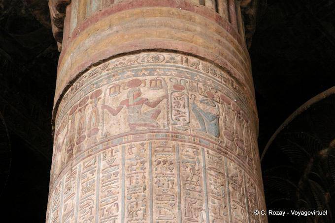 Farbige Hieroglyphen auf polychrome Spalte Khnum Tempel Esna - Aegypten