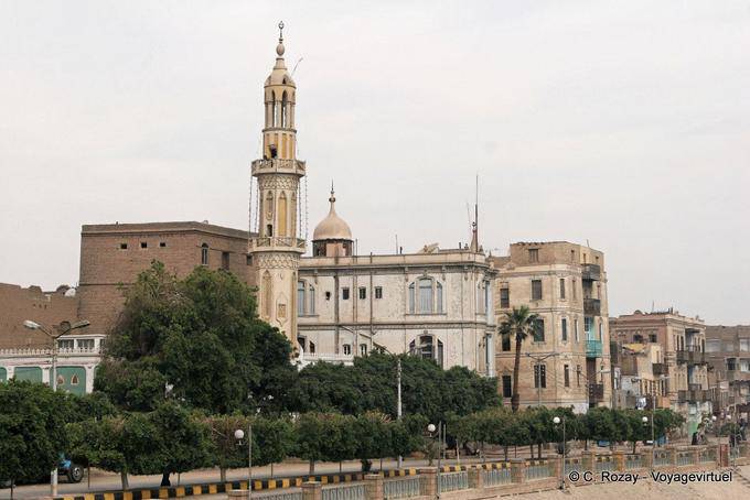 Moschee und Minarett auf dem Nil, Esna - Aegypten