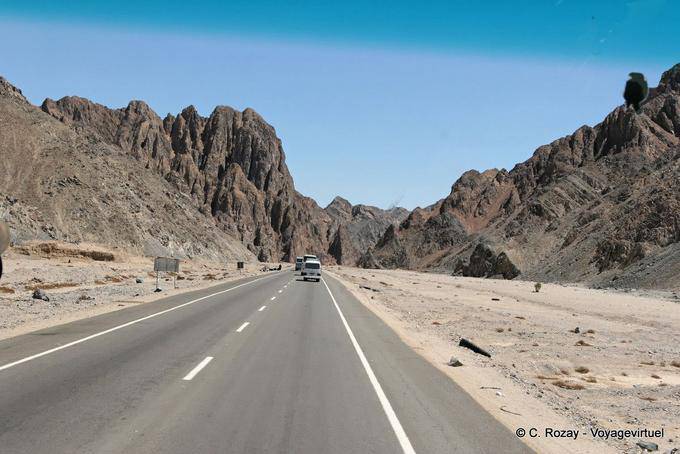 Im Konvoi auf dem Weg von Luxor nach Hurghada - Aegypten