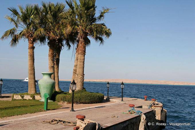 Auf dem Pier, Palmen und große Vase, Hurghada - Aegypten