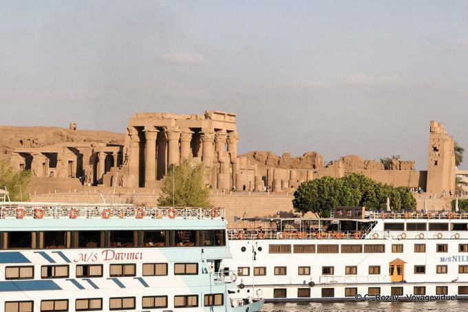 Blick vom Nil Tempel von Kom Ombo, Kom Ombo - Aegypten