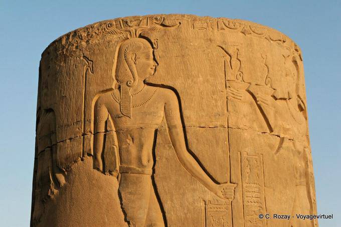 Kopf der Kolonne an der Tür des Ptolemäus Licht der untergehenden, Kom Ombo - Aegypten