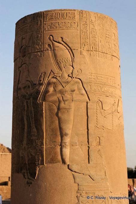 Tempel von Kom Ombo, Pharao auf einem verkürzten Spalte der römischen Portikus - Aegypten