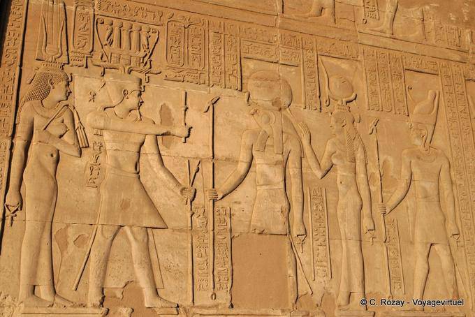 Fries mit Ptolemaios VIII Hemhem-Krone trägt eine Krone und seine Frau Cleopatra. Sie geben dank der göttlichen Triade Kom Ombo - Aegypten