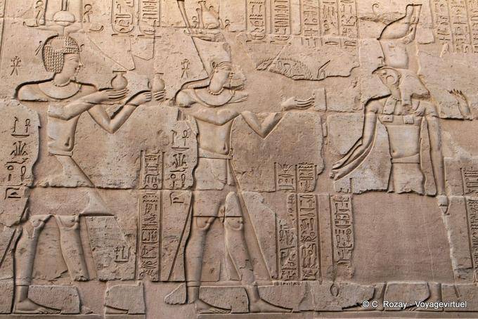 Angebot des Königs auf den Falkengott Haroeris die doppelte Krone tragend Pschent Tempel von Kom Ombo - Aegypten