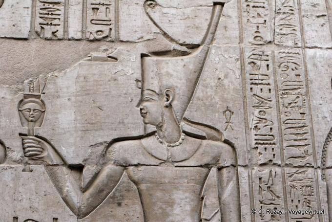 Relieffragment, das ein Pharao mit der Krone Deshret, Kom Ombo - Aegypten