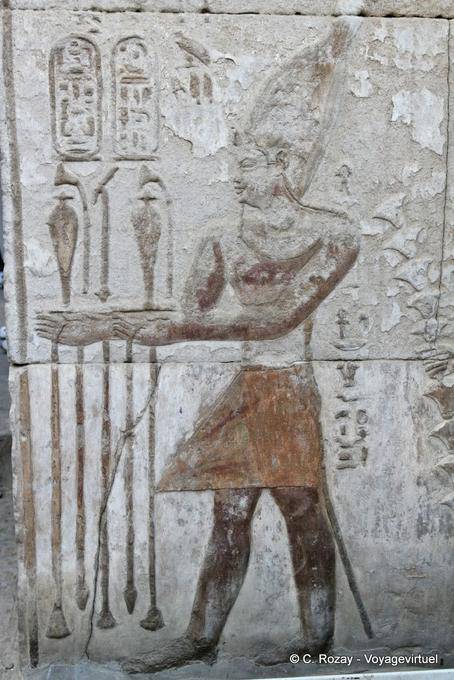 Pharao mit der weißen Krone Ober Weiße Krone des Südens Ägypten, polychrome Tempel von Kom Ombo - Aegypten