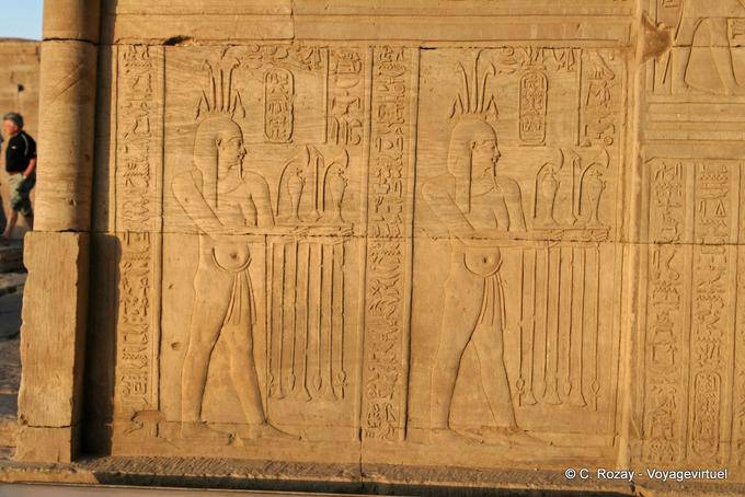 Frieze bei Sonnenuntergang an einer Außenwand, Tempel von Kom Ombo - Aegypten