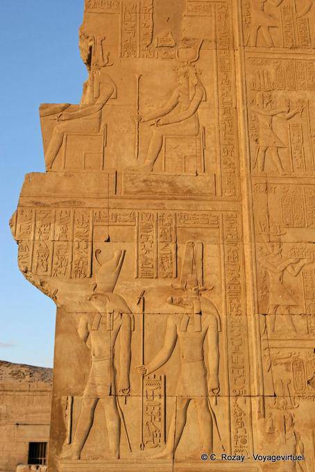 Fragment des Bas-Relief auf einer gebrochenen Wand, Zahlen des Horus und Sobek Tempel von Kom Ombo - Aegypten