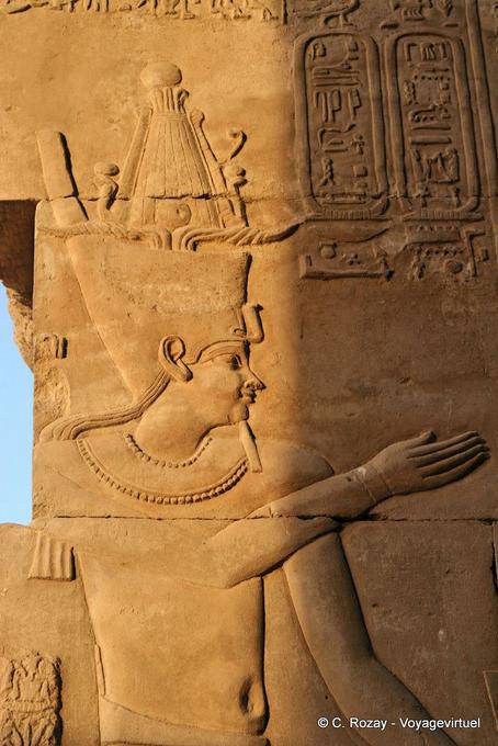 Pharao Ptolemaios VI mit Nemes und falschen Bart, Tempel von Kom Ombo - Aegypten
