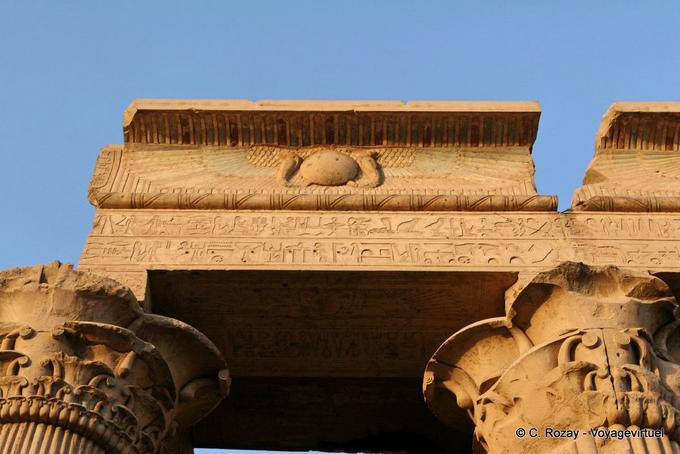Geflügelte Sonnenscheibe auf dem Sims des Saals, der Tempel von Kom Ombo - Aegypten
