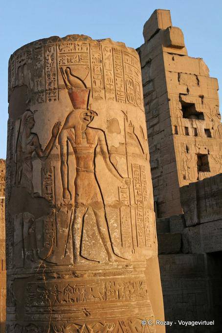 Horus und TasetNofret, Farbe Flachreliefs auf einem abgeschnitten Spalte Tempel von Kom Ombo - Aegypten