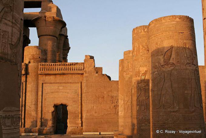Tür zwischen den Teilen der Doppeltempel des Gottes Sobek und Haroeris, Kom Ombo Tempel gewidmet - Aegypten
