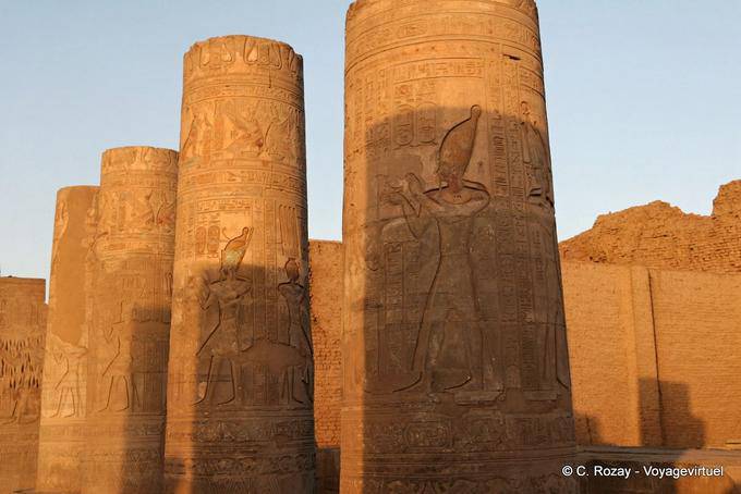 Polychrome Spalten der Eingangspylon, Abendlicht, Tempel von Kom Ombo - Aegypten