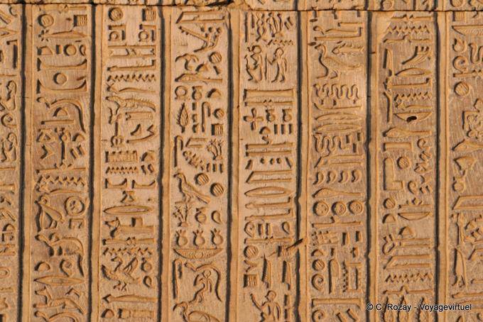 Tempel von Kom Ombo, close-up auf einem Tisch Hieroglyphen - Aegypten
