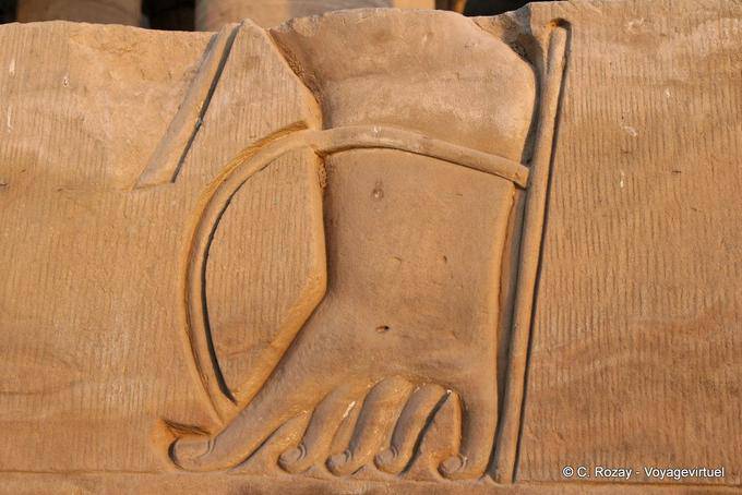 Sandale Fuß, Fragment der Erleichterung in hohlen, Kom Ombo Tempel - Aegypten