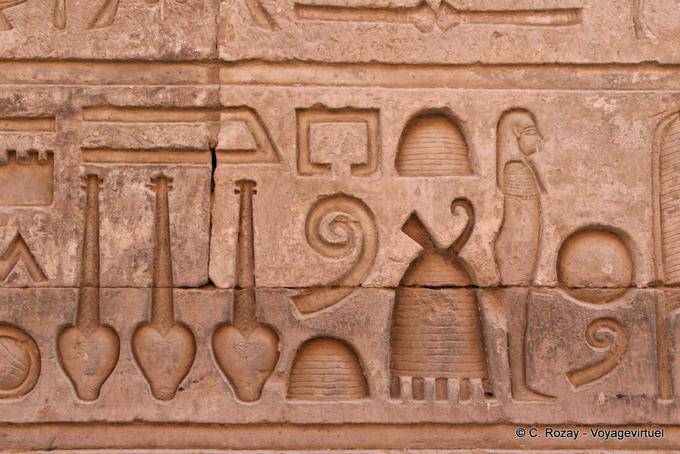 Detail der Außen Gehweg zum Imhotep, den Tempel von Kom Ombo gewidmet - Aegypten