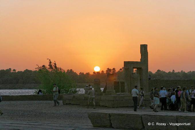 Sonnenuntergang hinter den Ruinen Mammisi, Tempel von Kom Ombo - Aegypten