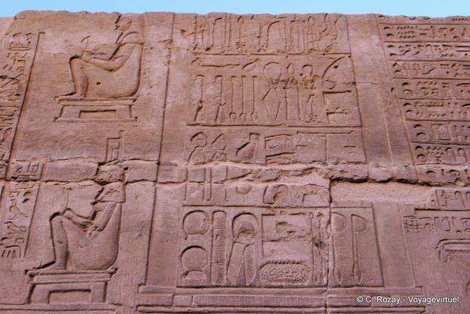 Chirurgische Instrumente, Isis und Nephthys der Geburt, in der Wand, Tempel von Kom Ombo - Aegypten