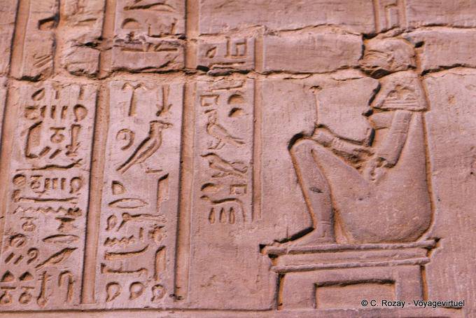 Medizinische Abhandlung in Hieroglyphen und Gebärende Isis-Tempel von Kom Ombo - Aegypten