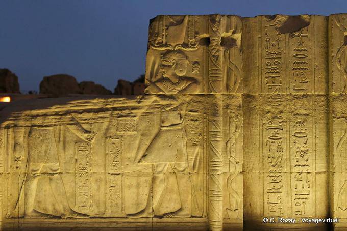 Detail des Reliefs, Nachtbeleuchtung, Tempel von Kom Ombo - Aegypten