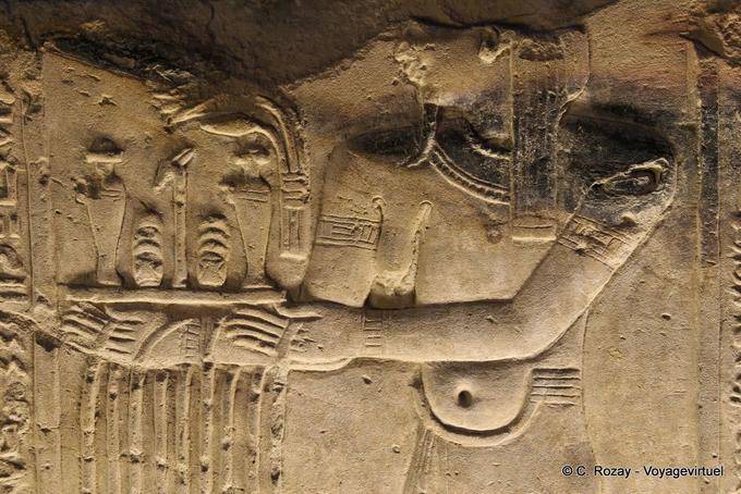 Tempel von Kom Ombo, bewunderns Fragment einer Göttin mit einem Tablett - Aegypten