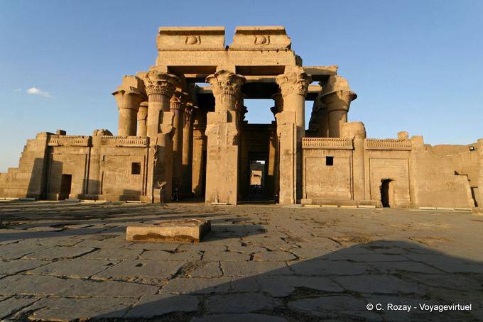 Blick von der Great Court des Äußeren des Pronaos, Tempel von Kom Ombo - Aegypten