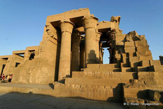 Fresken und Spalten auf der einen Seite, den Tempel von Kom Ombo - Aegypten