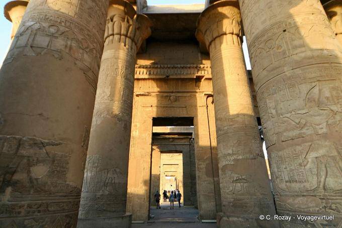 Papyrus Spalten der deuxière Säulenhalle, Tempel von Kom Ombo - Aegypten